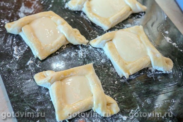 Слойки с творогом и нектаринами