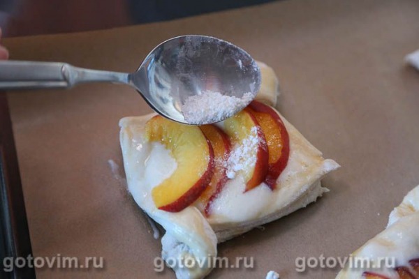 Слойки с творогом и нектаринами