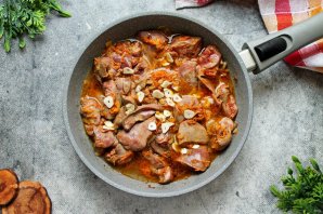 Куриная печень с луком и морковью