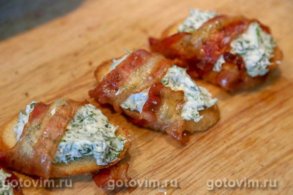 Кростини с творожным сыром, рукколой и беконом Кростини с творожным сыром, рукколой и беконом