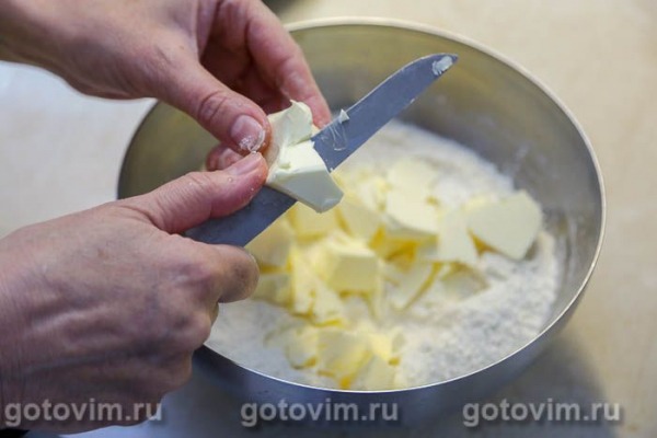 Сбричолата с черной смородиной и миндальной крошкой Сбричолата с черной смородиной и миндальной крошкой