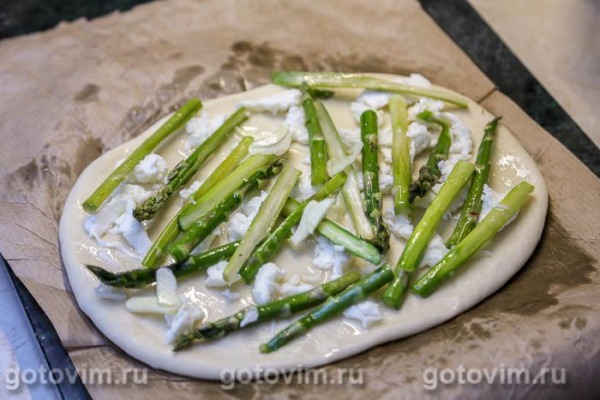 Пицца со спаржей, чесноком и сыром моцарелла Пицца со спаржей, чесноком и сыром моцарелла