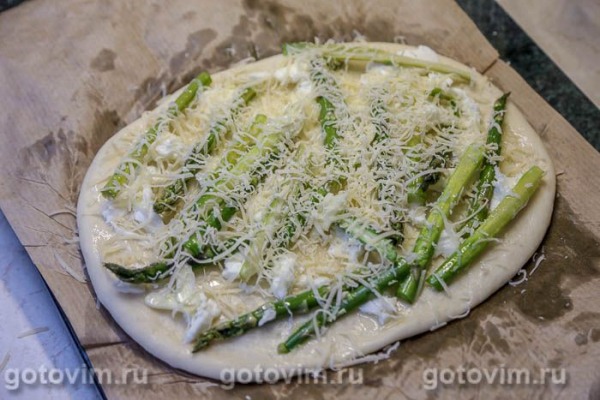 Пицца со спаржей, чесноком и сыром моцарелла Пицца со спаржей, чесноком и сыром моцарелла