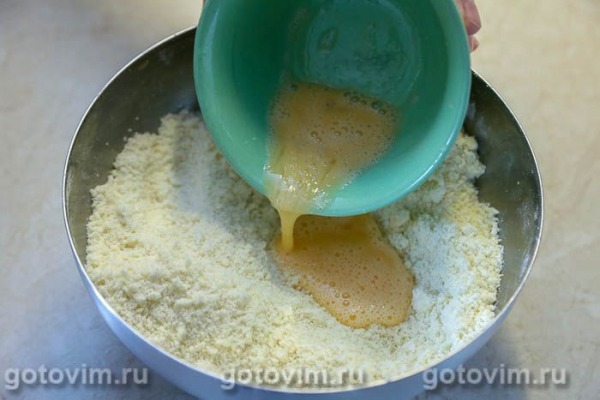 Сбричолата с черной смородиной и миндальной крошкой Сбричолата с черной смородиной и миндальной крошкой