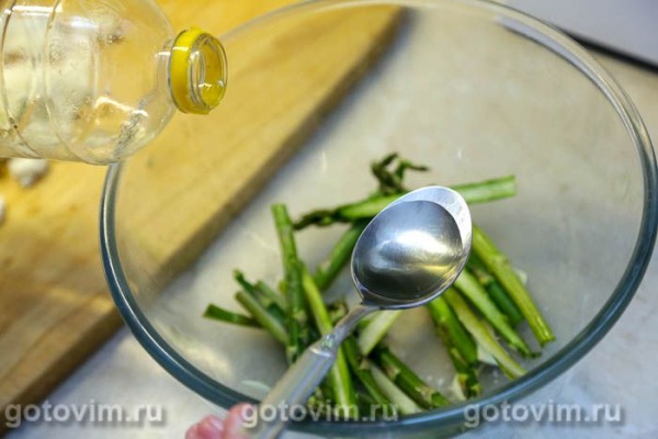 Пицца со спаржей, чесноком и сыром моцарелла Пицца со спаржей, чесноком и сыром моцарелла