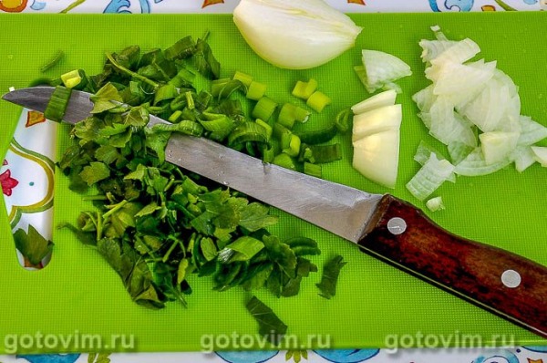 Салат из пекинской капусты с омлетом и сухариками Салат из пекинской капусты с омлетом и сухариками