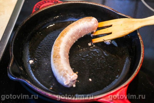 Пирог-плетенка с колбаской для жарки и спаржей с чесноком