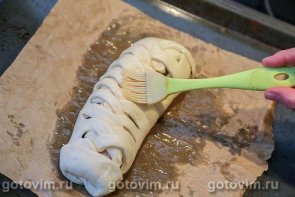 Пирог-плетенка с колбаской для жарки и спаржей с чесноком