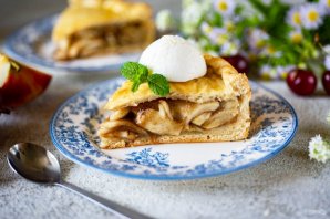 Слоеный пирог с яблоками из готового теста