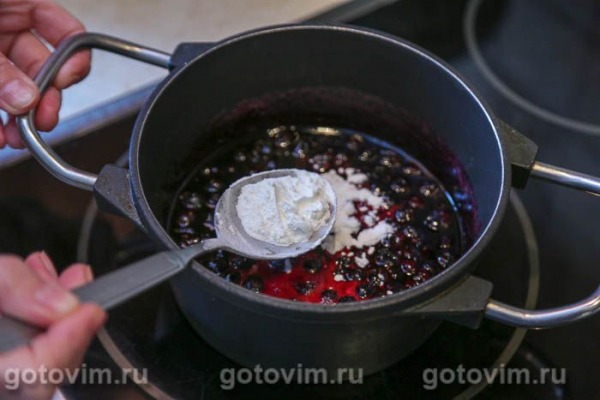 Сбричолата с черной смородиной и миндальной крошкой Сбричолата с черной смородиной и миндальной крошкой