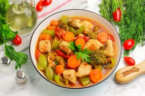 Куриная грудка, тушеная с овощами Куриная грудка, тушеная с овощами