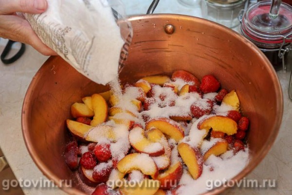 Варенье с клубникой и персиками на агар-агаре Варенье с клубникой и персиками на агар-агаре