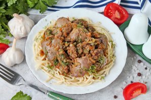 Куриная печень с луком и морковью