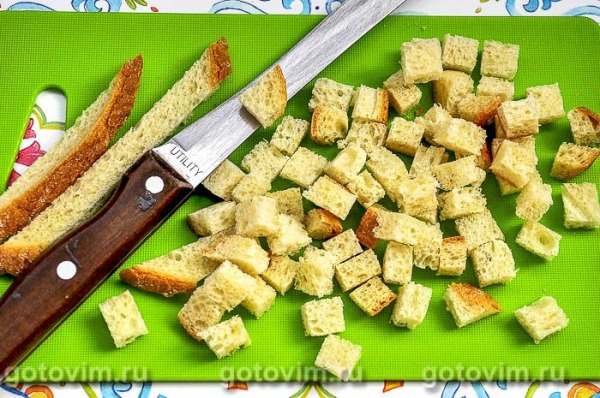 Салат из пекинской капусты с омлетом и сухариками Салат из пекинской капусты с омлетом и сухариками
