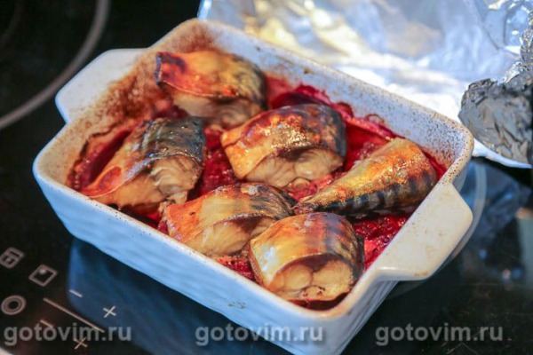 Скумбрия, запеченная на овощной подушке со свеклой и морковью