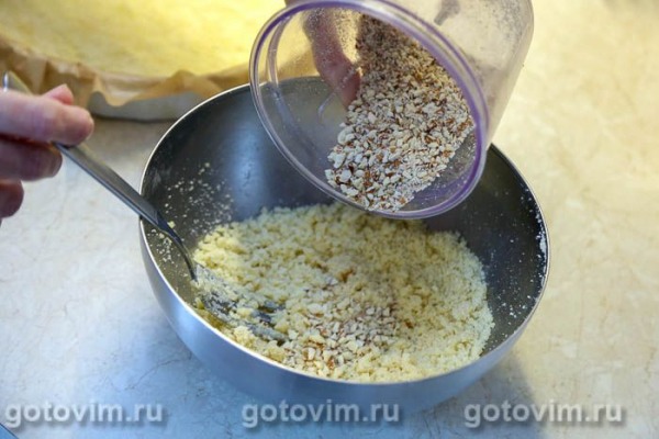Сбричолата с черной смородиной и миндальной крошкой Сбричолата с черной смородиной и миндальной крошкой