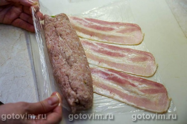 Рулет из мясного фарша с кабачками в беконе Рулет из мясного фарша с кабачками в беконе