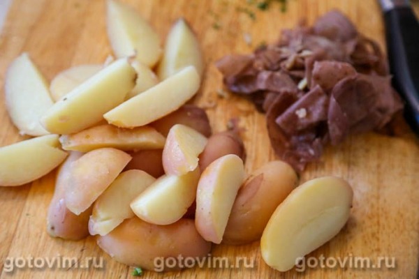 Молодой картофель с мятой и чесноком
