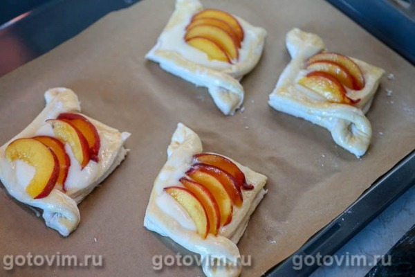 Слойки с творогом и нектаринами