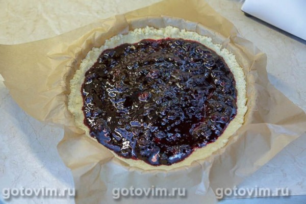 Сбричолата с черной смородиной и миндальной крошкой Сбричолата с черной смородиной и миндальной крошкой