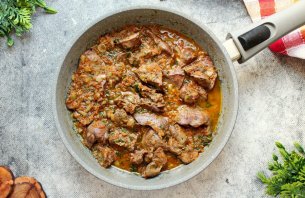 Куриная печень с луком и морковью