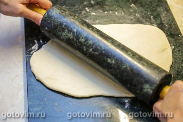 Пирог-плетенка с колбаской для жарки и спаржей с чесноком