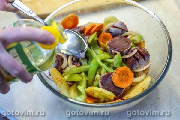Утиные желудки с овощами, запеченные  в рукаве