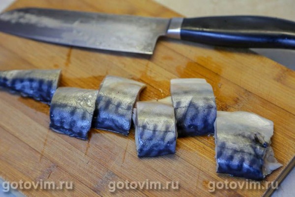 Скумбрия, запеченная на овощной подушке со свеклой и морковью