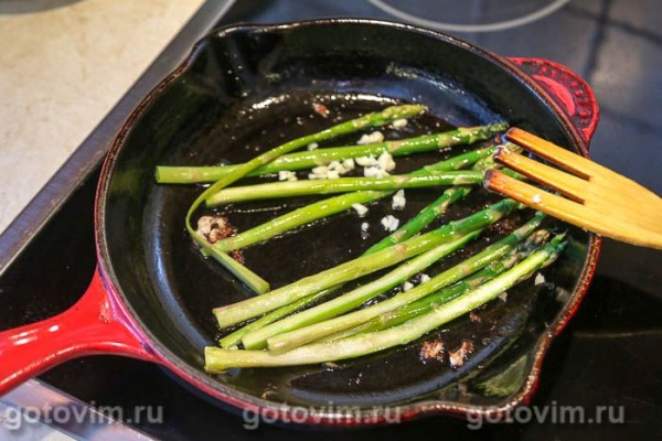 Пирог-плетенка с колбаской для жарки и спаржей с чесноком