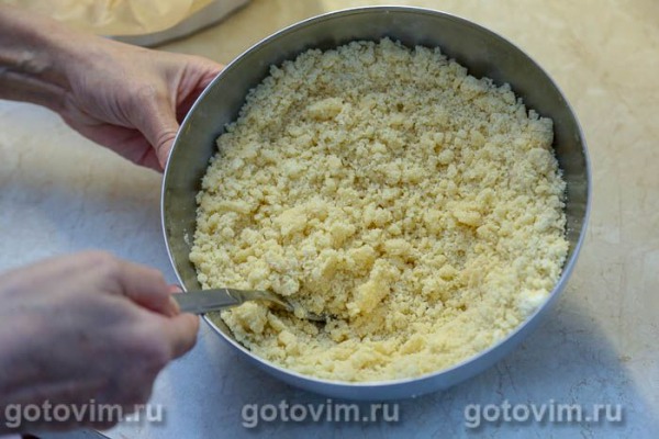 Сбричолата с черной смородиной и миндальной крошкой Сбричолата с черной смородиной и миндальной крошкой