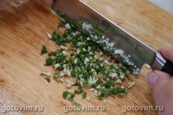 Молодой картофель с мятой и чесноком