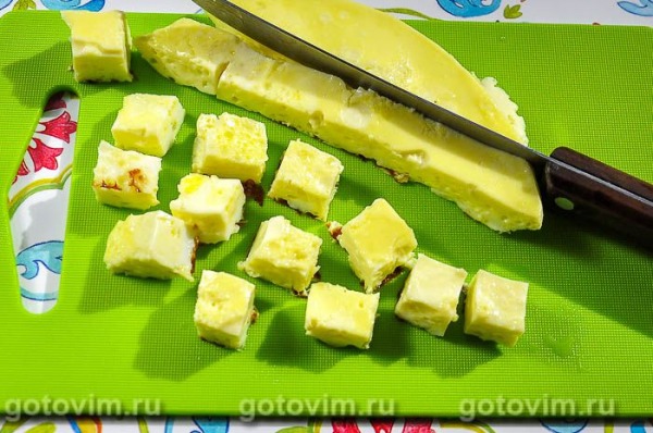 Салат из пекинской капусты с омлетом и сухариками Салат из пекинской капусты с омлетом и сухариками