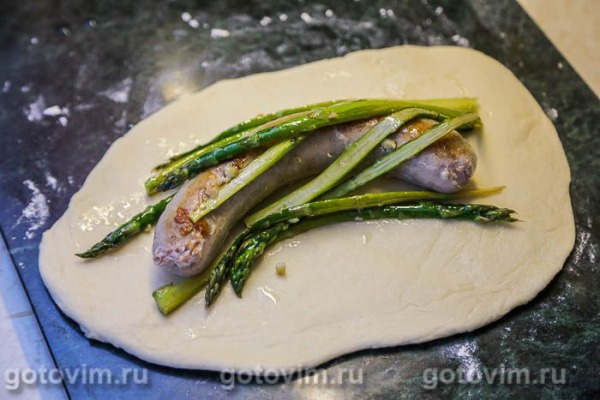 Пирог-плетенка с колбаской для жарки и спаржей с чесноком