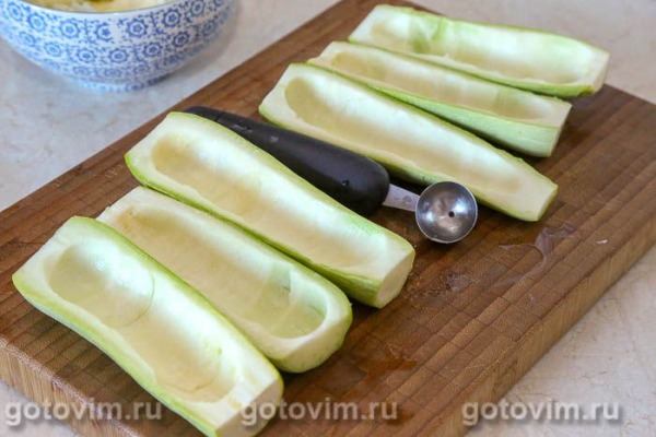 Кабачки, фаршированные хлебными крошками и сыром Кабачки, фаршированные хлебными крошками и сыром