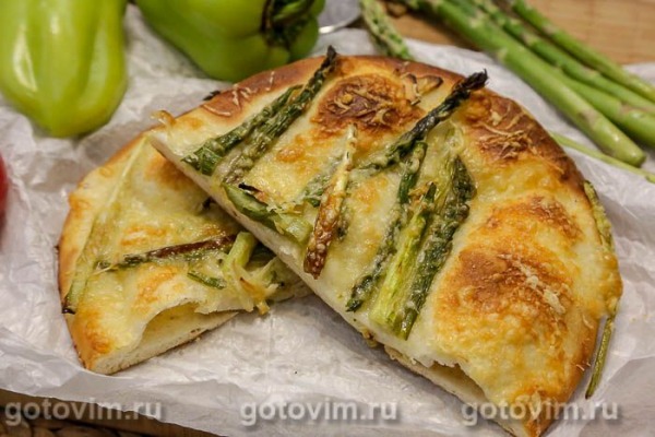 Пицца со спаржей, чесноком и сыром моцарелла Пицца со спаржей, чесноком и сыром моцарелла
