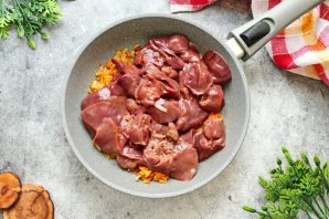Куриная печень с луком и морковью
