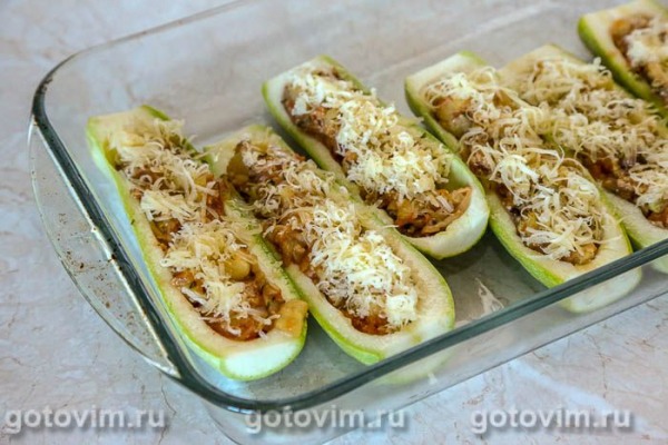 Кабачки, фаршированные хлебными крошками и сыром Кабачки, фаршированные хлебными крошками и сыром