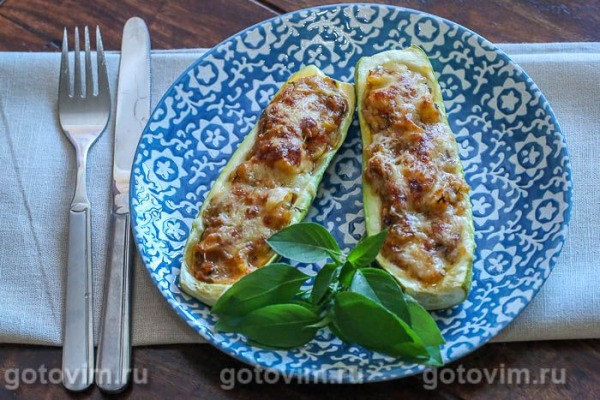 Кабачки, фаршированные хлебными крошками и сыром Кабачки, фаршированные хлебными крошками и сыром