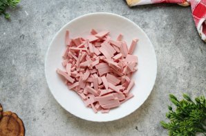 Пирожки с колбасой и сыром Пирожки с колбасой и сыром