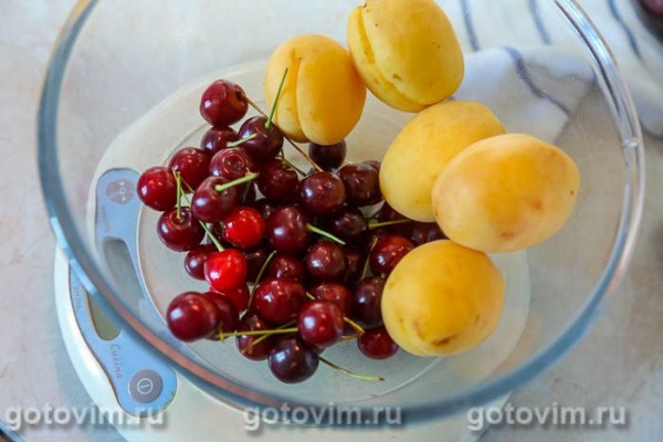 Компот из абрикосов и вишни