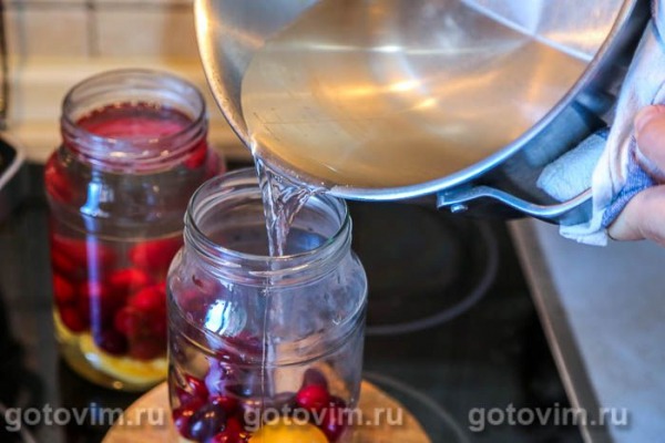 Компот из абрикосов и вишни