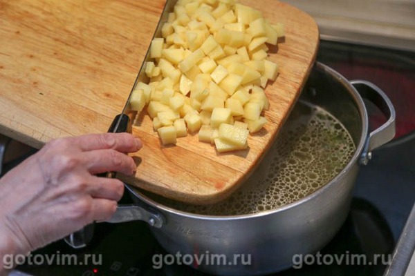 Борщ с мясом и свекольной ботвой