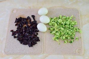 Салат из курицы и чернослива