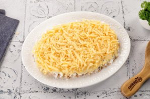 Салат с горбушей и сыром