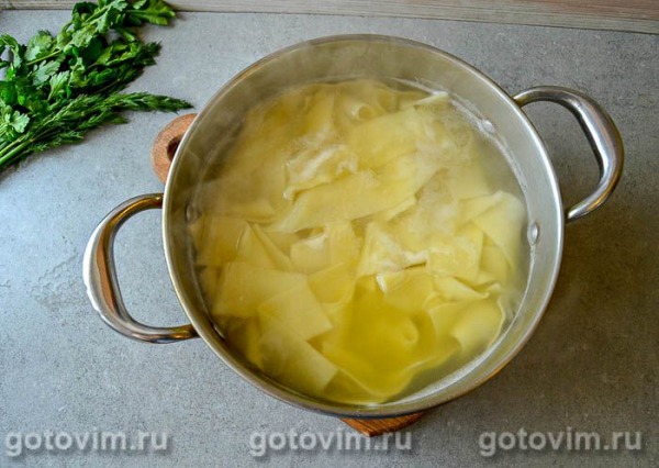 Лапша для бешбармака с мясом, овощами и фасолью Лапша для бешбармака с мясом, овощами и фасолью