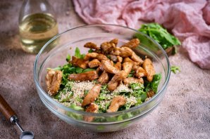 Салат с курицей и рукколой