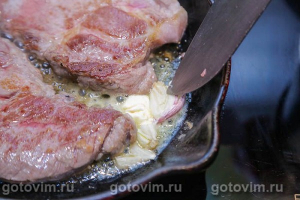 Стейк из свиной шейки с соусом из клюквы и винограда Стейк из свиной шейки с соусом из клюквы и винограда