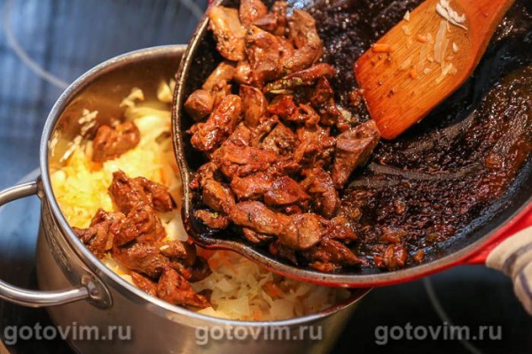 Бигус из квашеной капусты с сердечками индейки Бигус из квашеной капусты с сердечками индейки