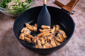 Салат с курицей и рукколой