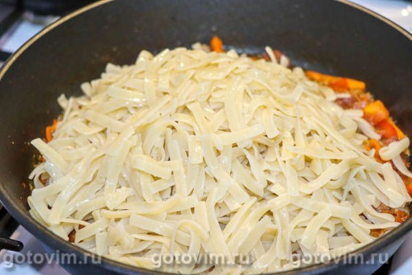 Яичная лапша с овощами и копченой индейкой